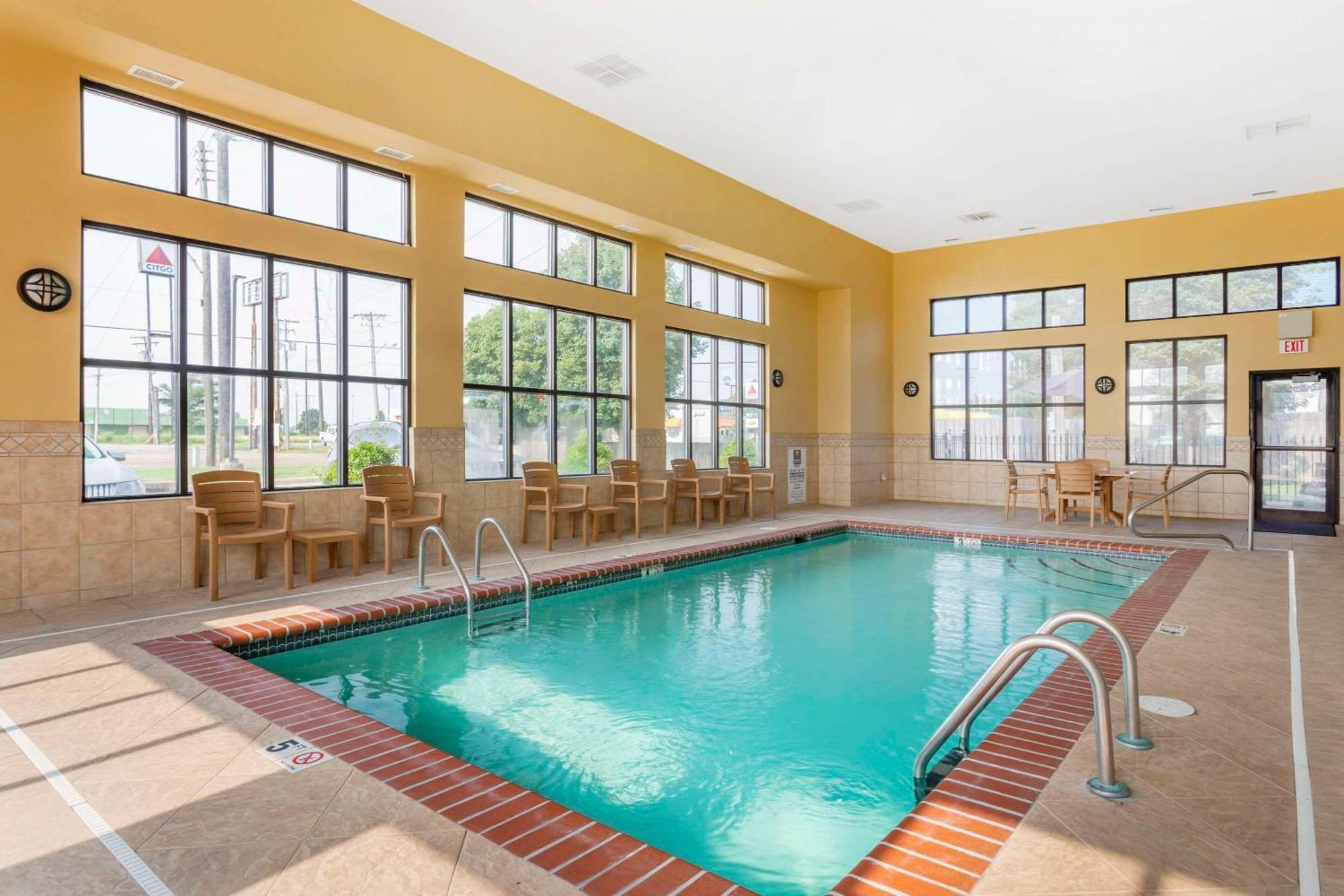 Comfort Inn & Suites Blytheville Buitenkant foto